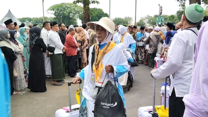Isak Haru Iringi Keberangkatan 376 Jemaah Haji Tuban Kloter 26