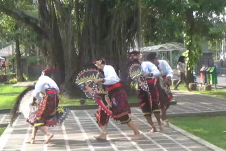 Seniman Tari Tulungagung Pentaskan Karya Kritik Sosial di Hari Tari Sedunia
