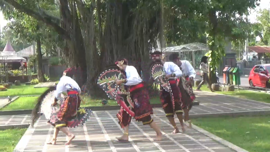 Seniman Tari Tulungagung Pentaskan Karya Kritik Sosial di Hari Tari Sedunia