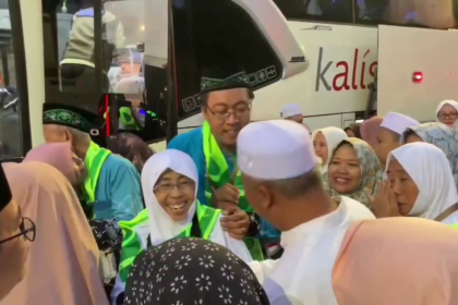 Haru Iringi Pemberangkatan 2.758 Jemaah Haji Lamongan ke Asrama Haji Surabaya