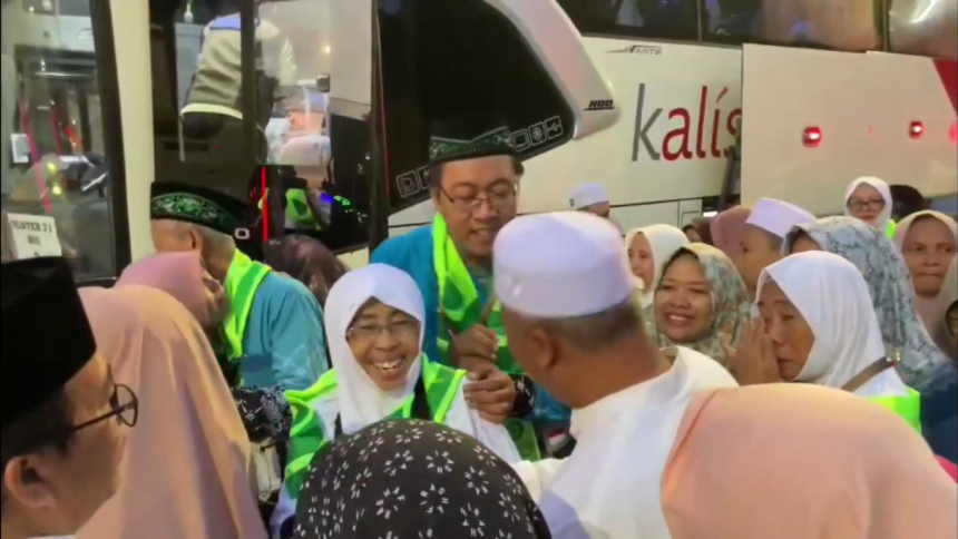 Haru Iringi Pemberangkatan 2.758 Jemaah Haji Lamongan ke Asrama Haji Surabaya