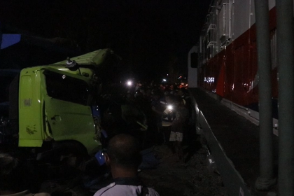 Truk Mogok di Perlintasan, KA Commuter Line Dhoho Tabrak Truk di Blitar