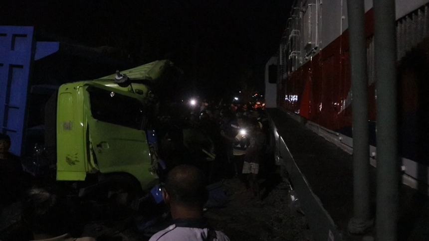 Truk Mogok di Perlintasan, KA Commuter Line Dhoho Tabrak Truk di Blitar
