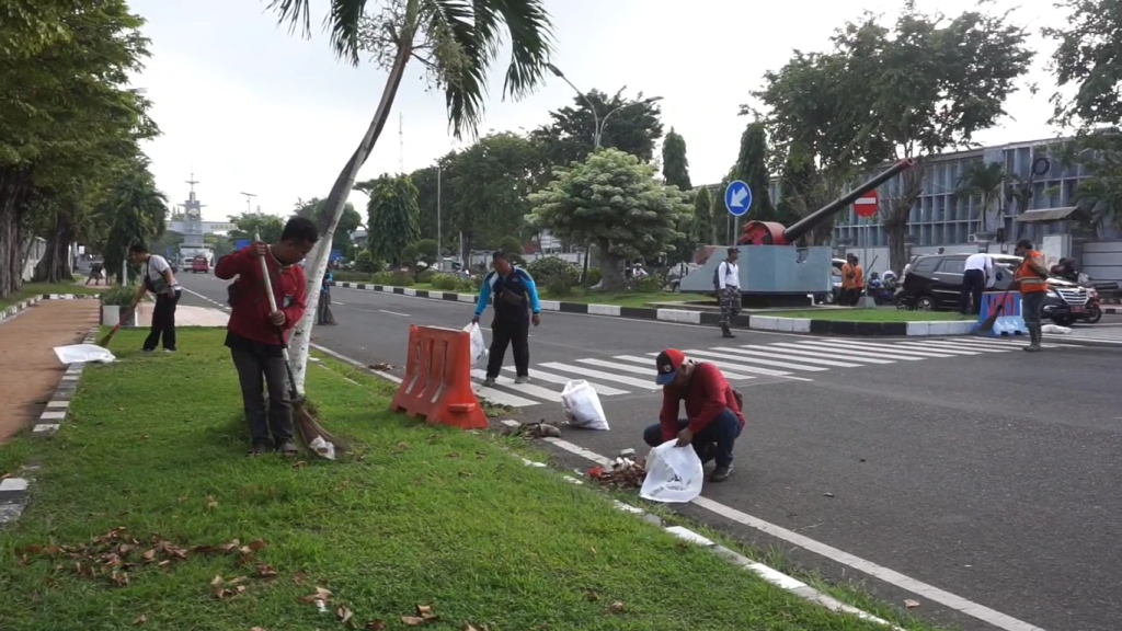 Ribuan Personel TNI AL Gelar Aksi Bersih-Bersih Kota Surabaya