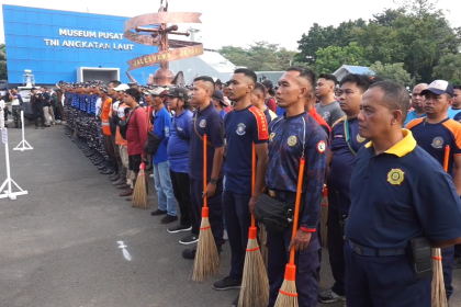 Ribuan Personel TNI AL Gelar Aksi Bersih-Bersih Kota Surabaya
