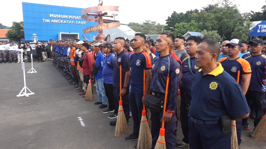 Ribuan Personel TNI AL Gelar Aksi Bersih-Bersih Kota Surabaya