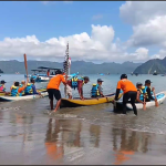 Keseruan Balap Dayung di Pantai Karanggongso
