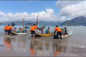Keseruan Balap Dayung di Pantai Karanggongso