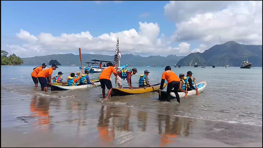 Keseruan Balap Dayung di Pantai Karanggongso