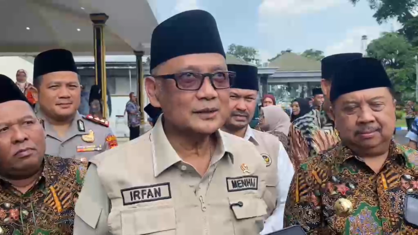 Menteri Haji Berangkatkan Jemaah Asal Jombang, 60 Calhaj Ilegal Dicegah Keluar Indonesia