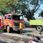 Mobil Pemadam Kebakaran Tabrak Truk Molen Saat Menuju Lokasi Kebakaran Pabrik