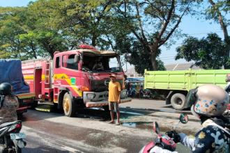 Mobil Pemadam Kebakaran Tabrak Truk Molen Saat Menuju Lokasi Kebakaran Pabrik