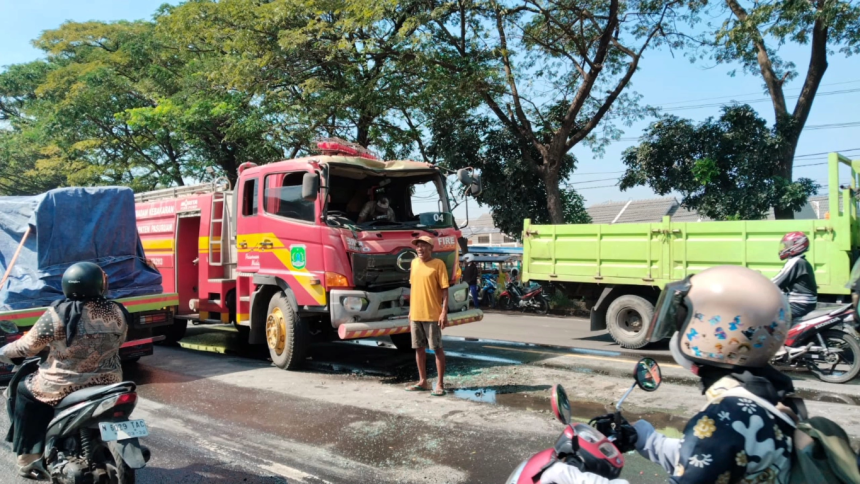 Mobil Pemadam Kebakaran Tabrak Truk Molen Saat Menuju Lokasi Kebakaran Pabrik