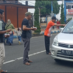 Protes Harga Telur Anjlok, Peternak Ayam Petelur Bagi-Bagi Telur