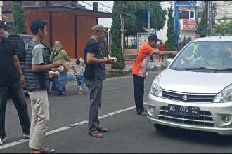 Protes Harga Telur Anjlok, Peternak Ayam Petelur Bagi-Bagi Telur