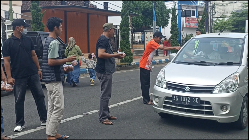Protes Harga Telur Anjlok, Peternak Ayam Petelur Bagi-Bagi Telur