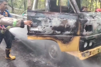 Tak Kuat Menanjak, Truk Bermuatan Mesin Kombi Terbakar di Jalur Lamongan–Jombang