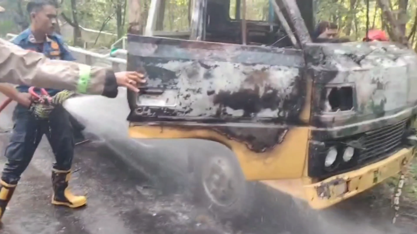 Tak Kuat Menanjak, Truk Bermuatan Mesin Kombi Terbakar di Jalur Lamongan–Jombang
